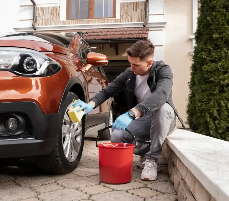 Lavage auto à domicile Châteauneuf-de-Gadagne : professionnel intervenant sur un véhicule